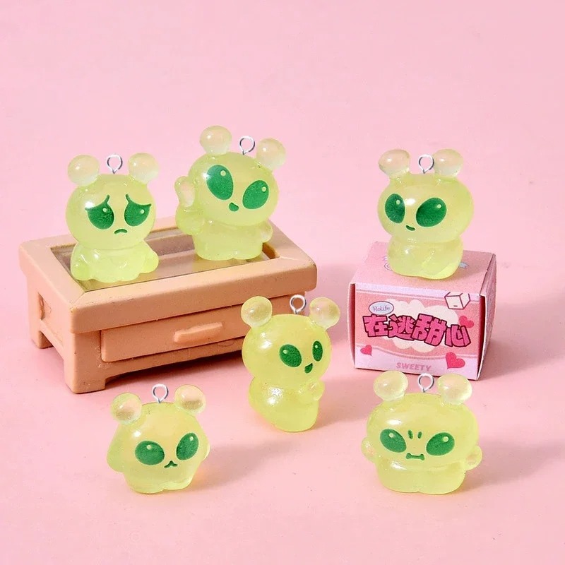 Resin Craft Projects - 10 個発光ミニグリーンエイリアン樹脂チャームかわいいフラットバックペンダント DIY ジュエリー所見物イヤリング作成用